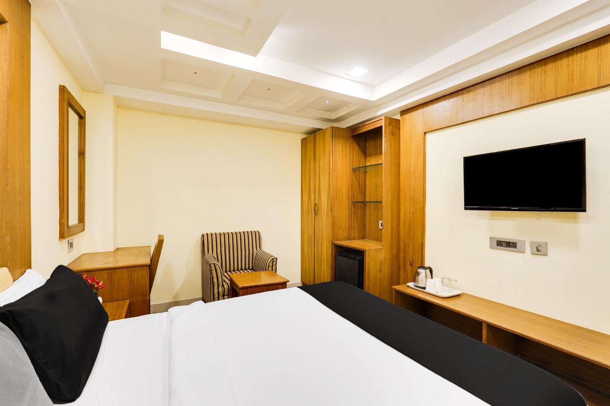 Super Townhouse Oak Alandur Near Chennai Airport Formerly Vijay Park Exterior photo